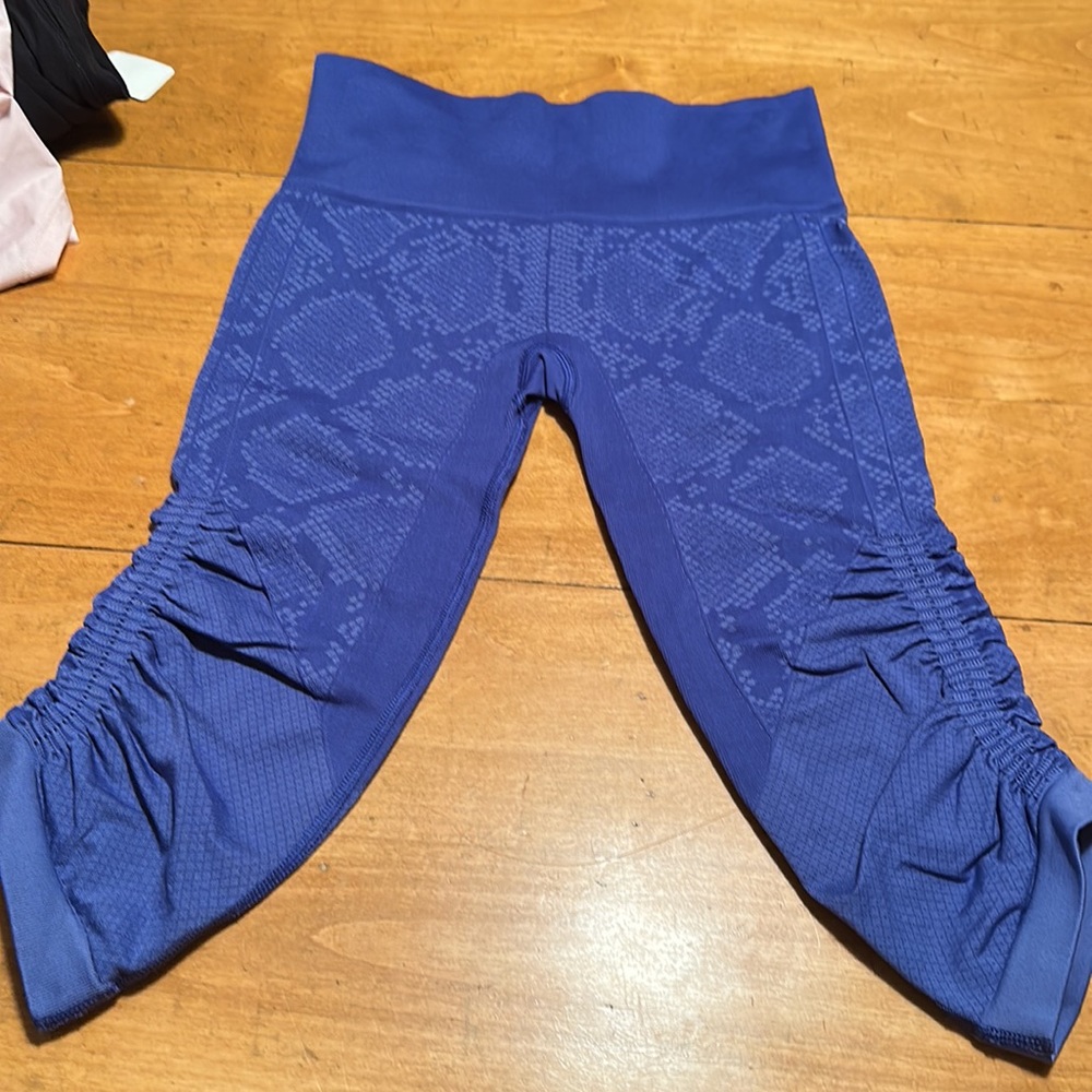 Excellent condition I love lemon blue printed Capri stretching material.